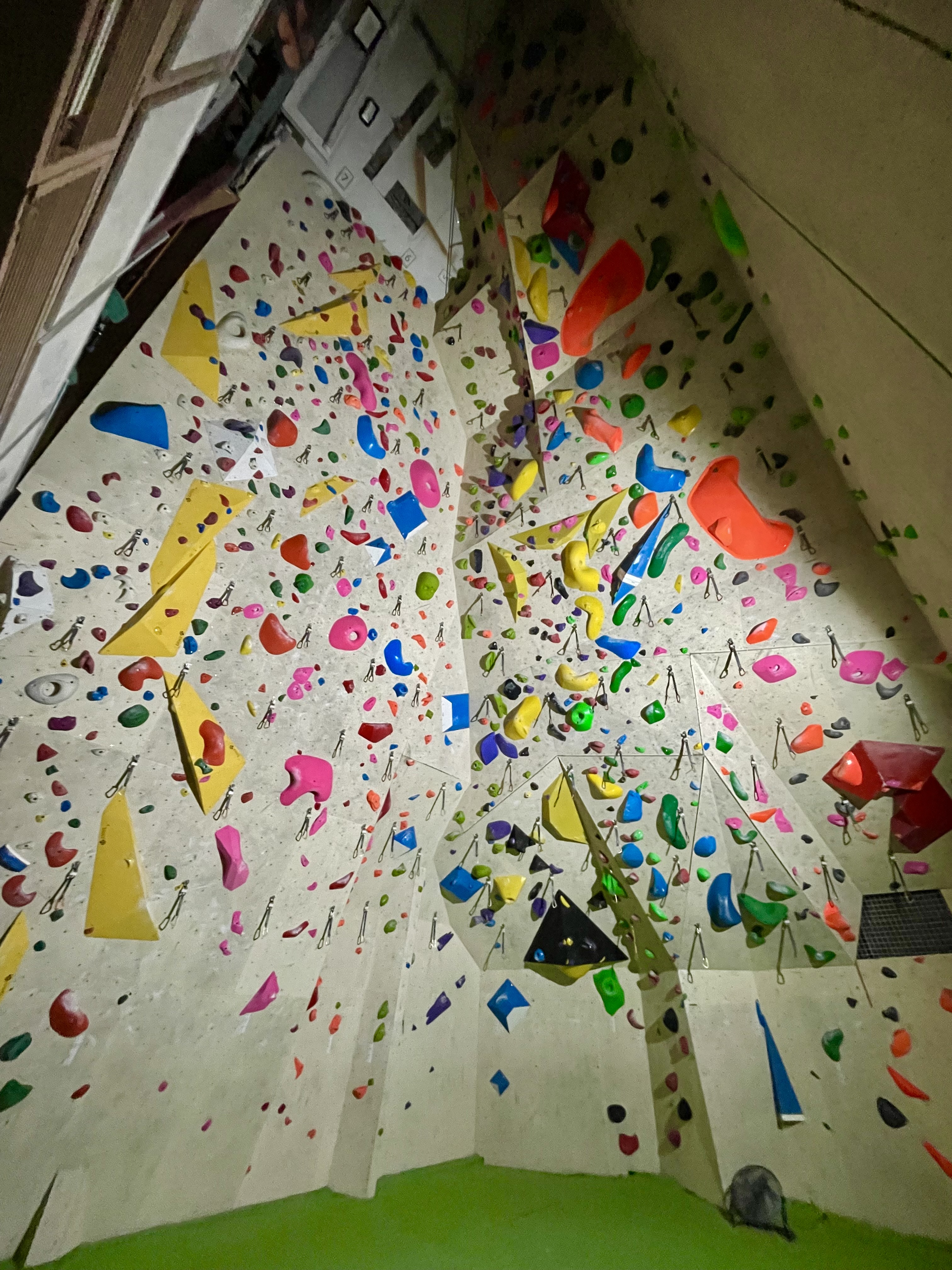 戦艦・奥壁 追加セット‼ | クライミングジム & ボルダリングジム